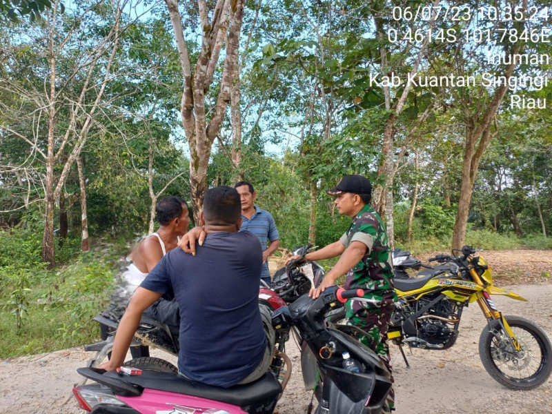 Di Desa Ketaping Jaya Kecamatan Inuman, Babinsa Koramil 06/Cerenti Kodim 0302/Inhu Komsos Dengan Masyarakat Memberikan Pengertian Tentang Pentingnya Menjaga Keamanan