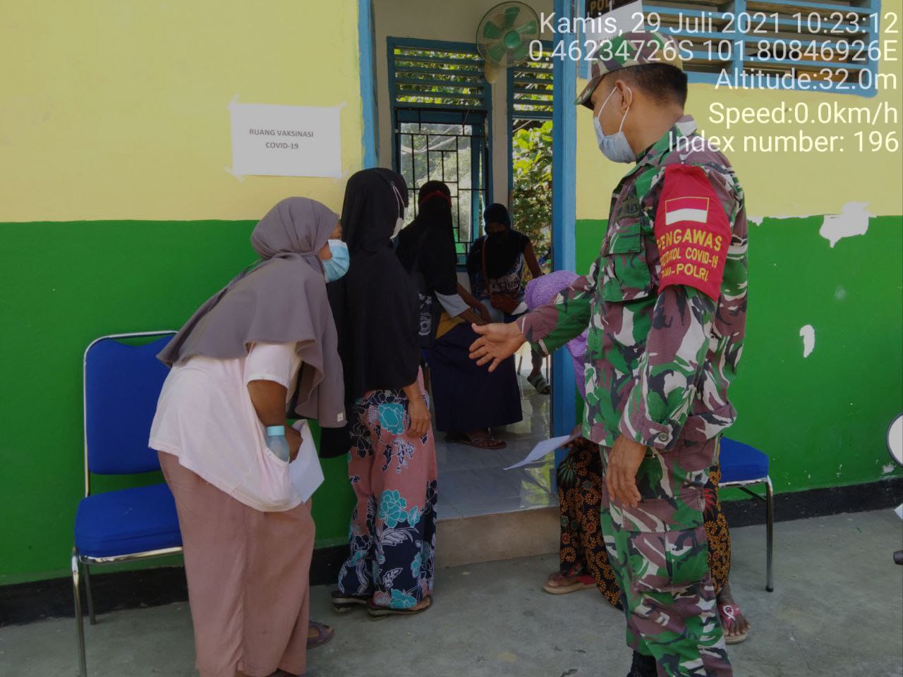 Sertu Efison Anggota Koramil 06/Cerenti Kodim 0302/Inhu Dampingi Masyarakat Dalam Vaksinasi Covid-19