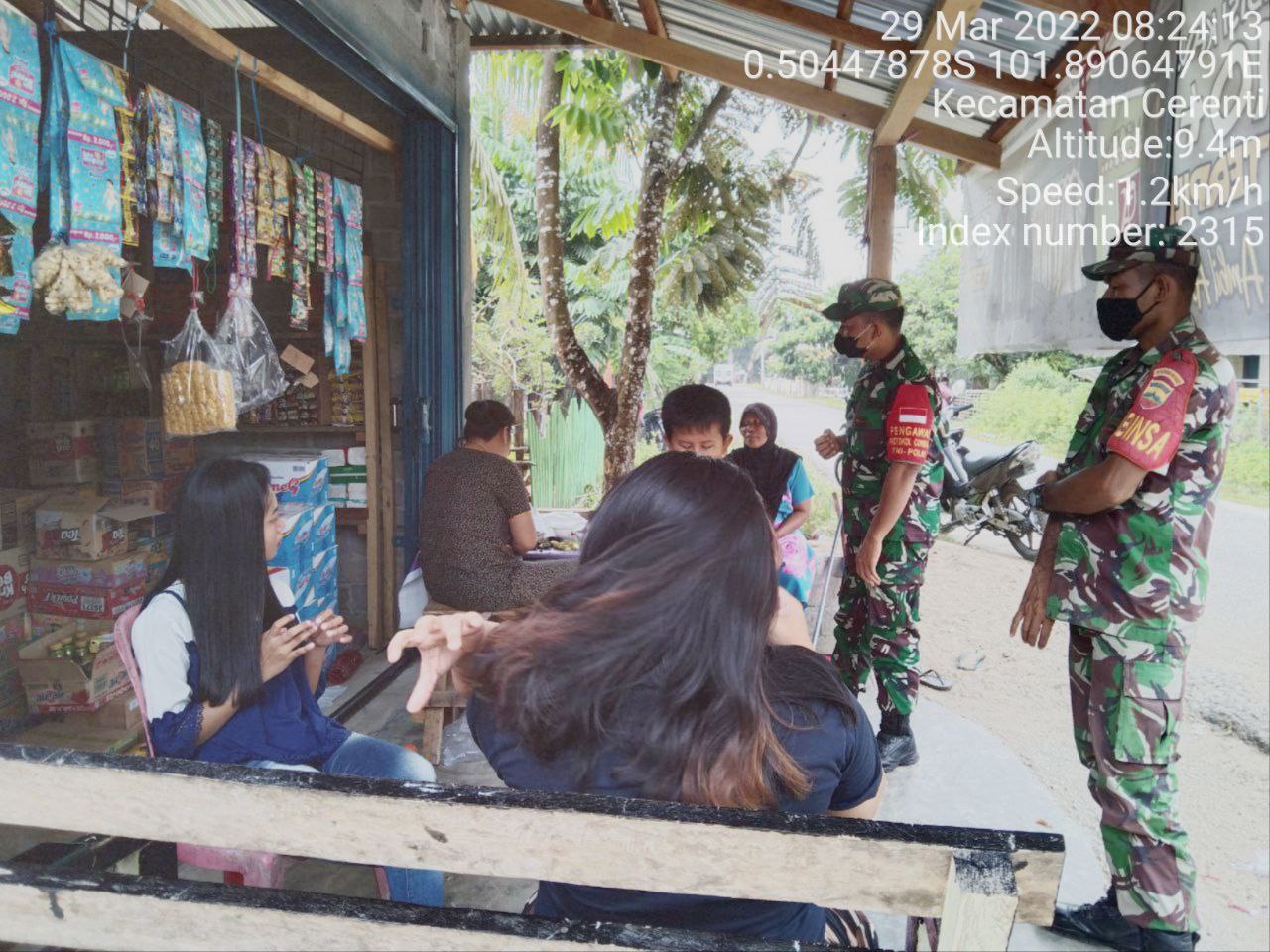 Babinsa Koramil 06/Cerenti Kodim 0302/Inhu  Berikan Sosialisasi Serta Himbauan Kepada Warga Agar Patuhi Prokes Covid-19 di Pulau Panjang Cerenti Kecaamatan Cerenti 