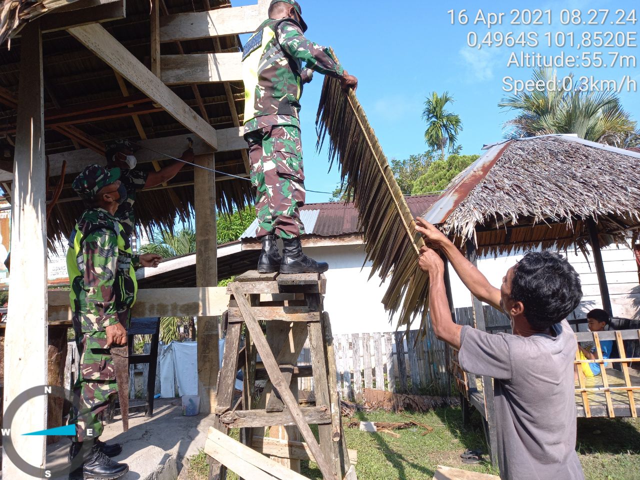 Babinsa Koramil 06/Cerenti Dim 0302/Inhu Bantu Warga Dalam Membangun Warung Milik Warga di Desa Bedeng Sikuran