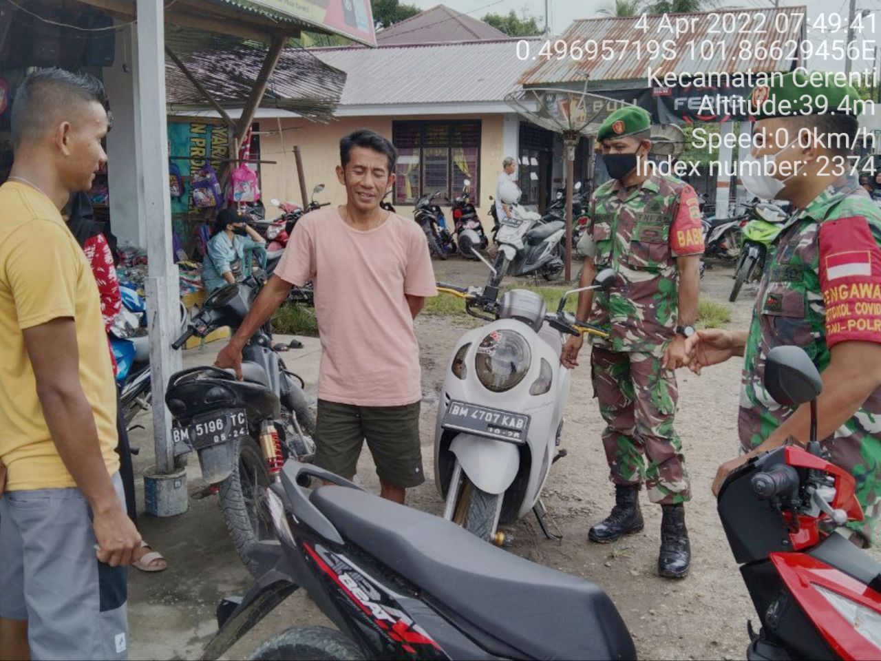 Babinsa Koramil 06/Cerenti Kodim 0302/Inhu,Serda Samrin Bersama Dengan Anggota Lainnya Berikan Sosialisasi Serta Himbauan Kepada Warga Agar Patuhi Prokes Covid-19