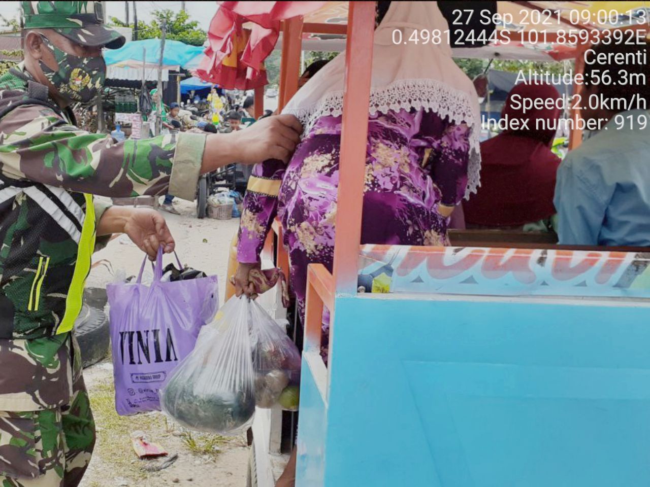 Babinsa Koramil 06/Cerenti Kodim 0302/Inhu Bantu Angkat Barang Belanjaan Nenek Jaenab Ke Atas Becak