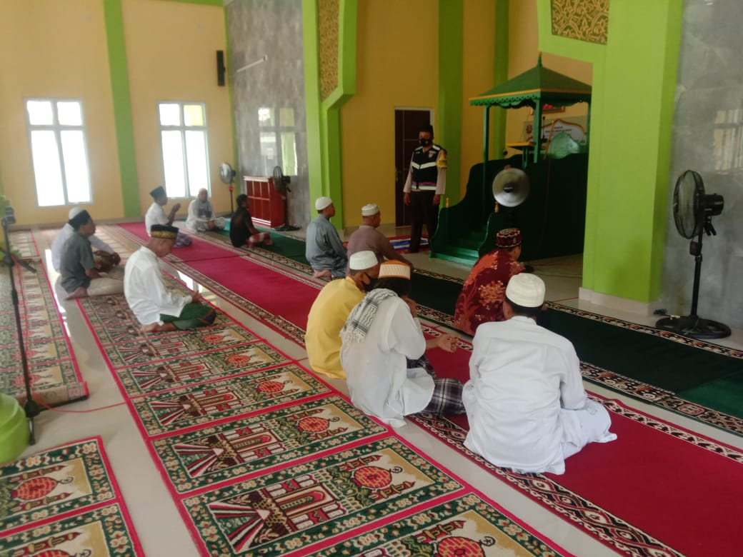 Bhabinkamtibmas Polsek Kerumutan Imbau Penerapan Prokes di Masjid Al Ikhlas