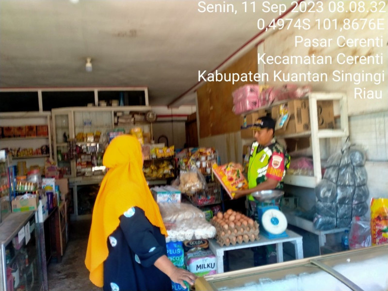 Di Pasar Tradisional Babinsa Koramil 06/Cerenti Kodim 0302/Inhu Pantau Perkembangan Harga Kebutuhan Pokok Di Wilayah Kecamatan Cerenti