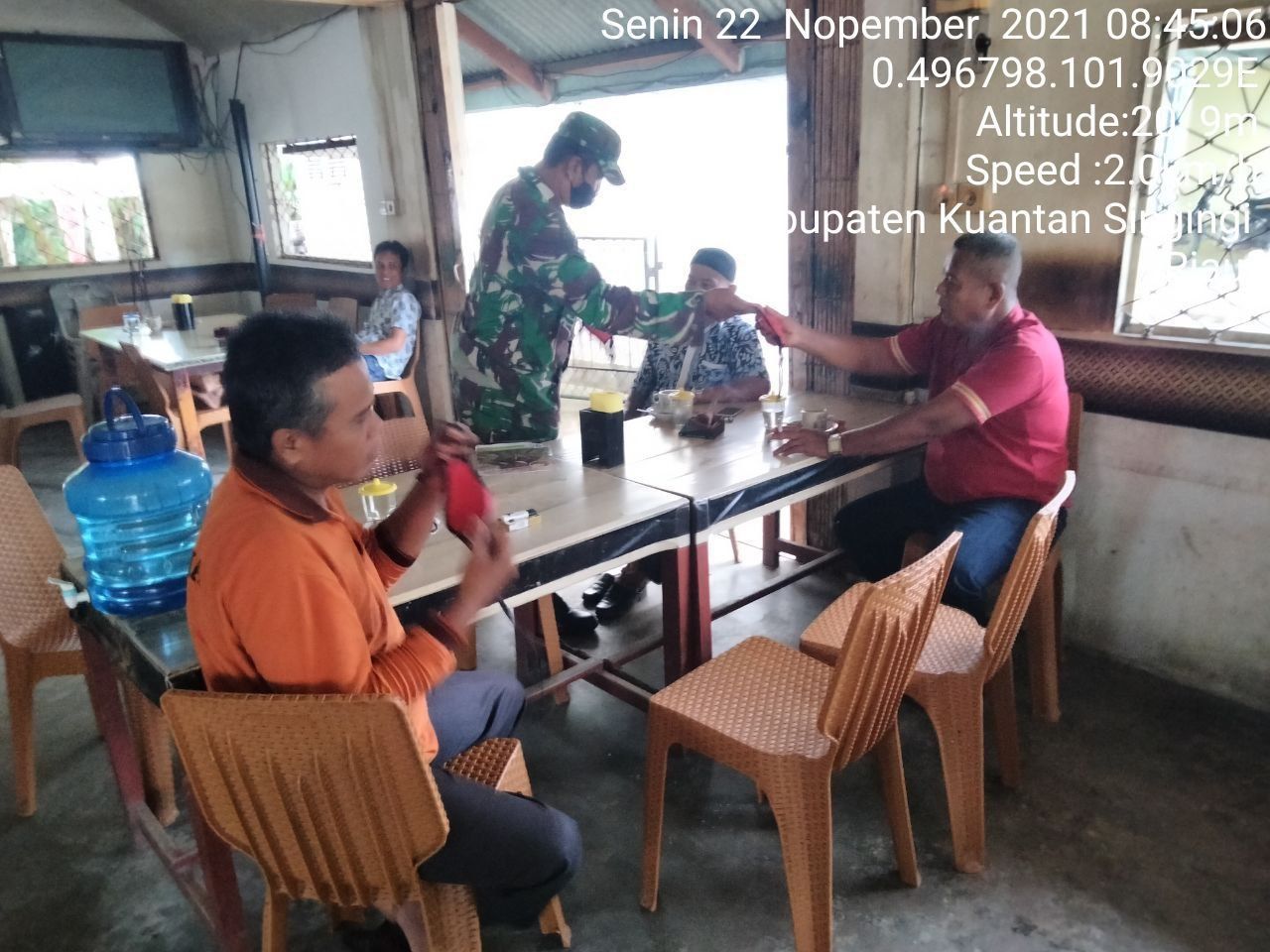 Serda Juanda Babinsa Koramil 06/Cerenti Kodim 0302/Inhu Bagikan Masker Kepada Warga Masyarakat di Desa Kampung Baru Timur Kecamatan Cerenti