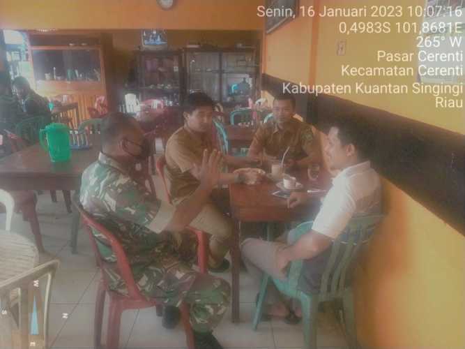 Di Kelurahan Pasar Cerenti Babinsa Koramil 06/Cerenti Kodim 0302/Inhu Komsos Dengan Warga Binaan Memberikan Pengertian Tentang Pentingnya Menjaga Keamanan Lingkungan