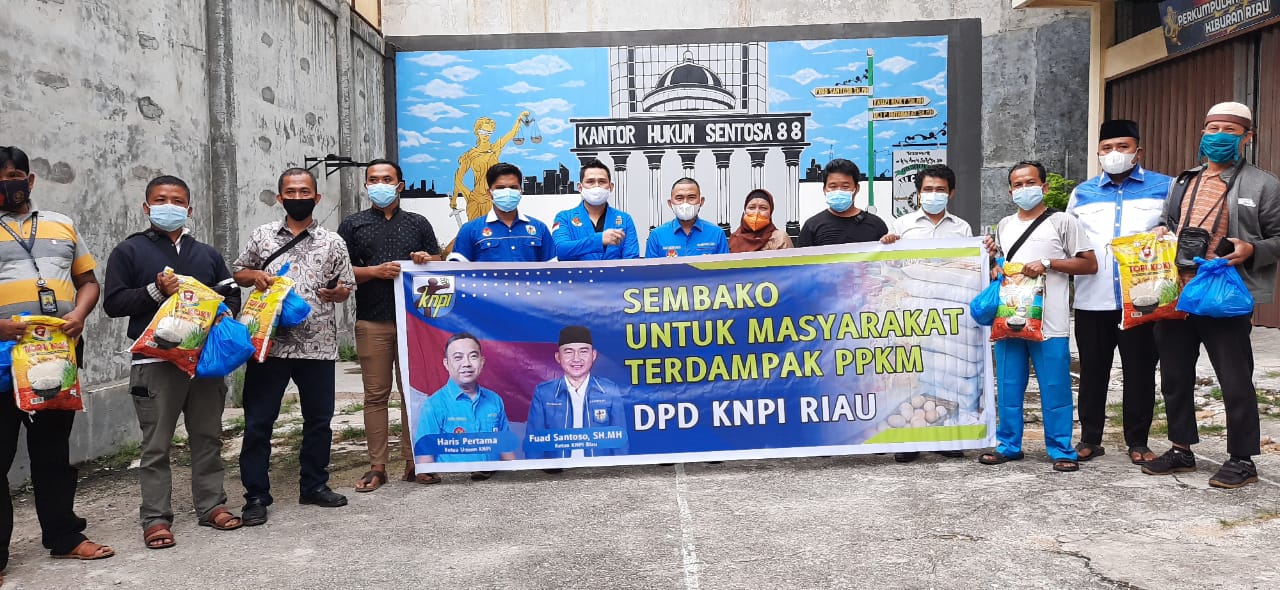 Dipimpin Ketua Fuad Santoso, DPD KNPI Riau Bagikan Sembako Untuk Warga Terdampak PPKM