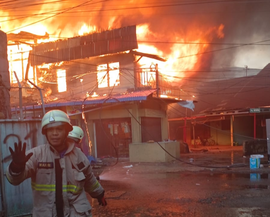 Kebakaran Hanguskan Rumah dan Enam Kios di Pekanbaru