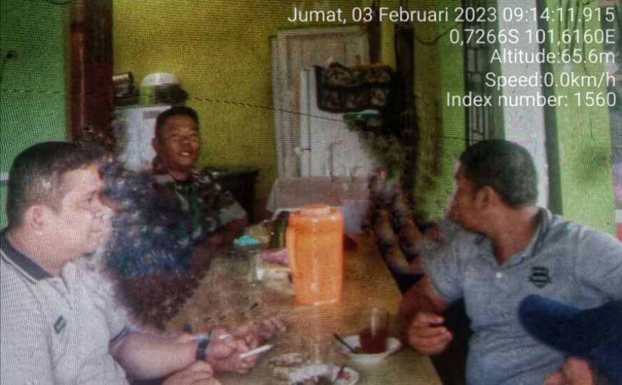 Babinsa Koramil 06 /Cerenti Kodim 0302/Inhu di Desa Lebuh Lurus Kecamatan Inuman Komsos Dengan Warga