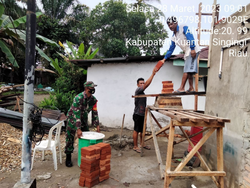 Babinsa Koramil 06/Cerenti Kodim 0302/Inhu Membantu Warga Binaan Rehap Rumah Warga di Desa Kompe Berangin
