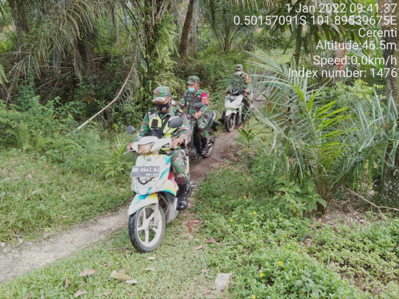Kopda Junedi Babinsa Koramil 06/Cerenti Kodim 0302/ Inhu Laksanakan Patroli Untuk Cegah Kebakaran Hutan Dan Lahan Wilayah Teritorialnya