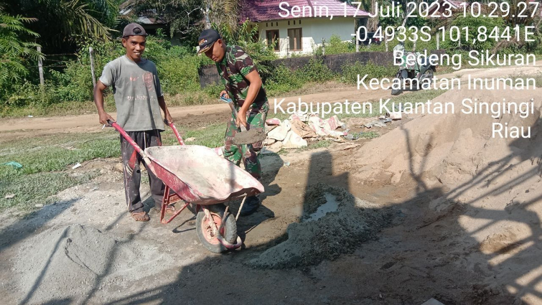 Babinsa Koramil 06/Cerenti Kodim 0302/Inhu Bantu Warga Membuat Rumah Di Desa Bedeng Sikuran Kecamatan Inuman Kabupaten Kuansing