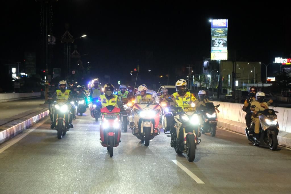 Pastikan Situasi Kondusif Dimalam Takbiran, Kapolda Riau Bersama Forkopimda Patroli Keliling Kota