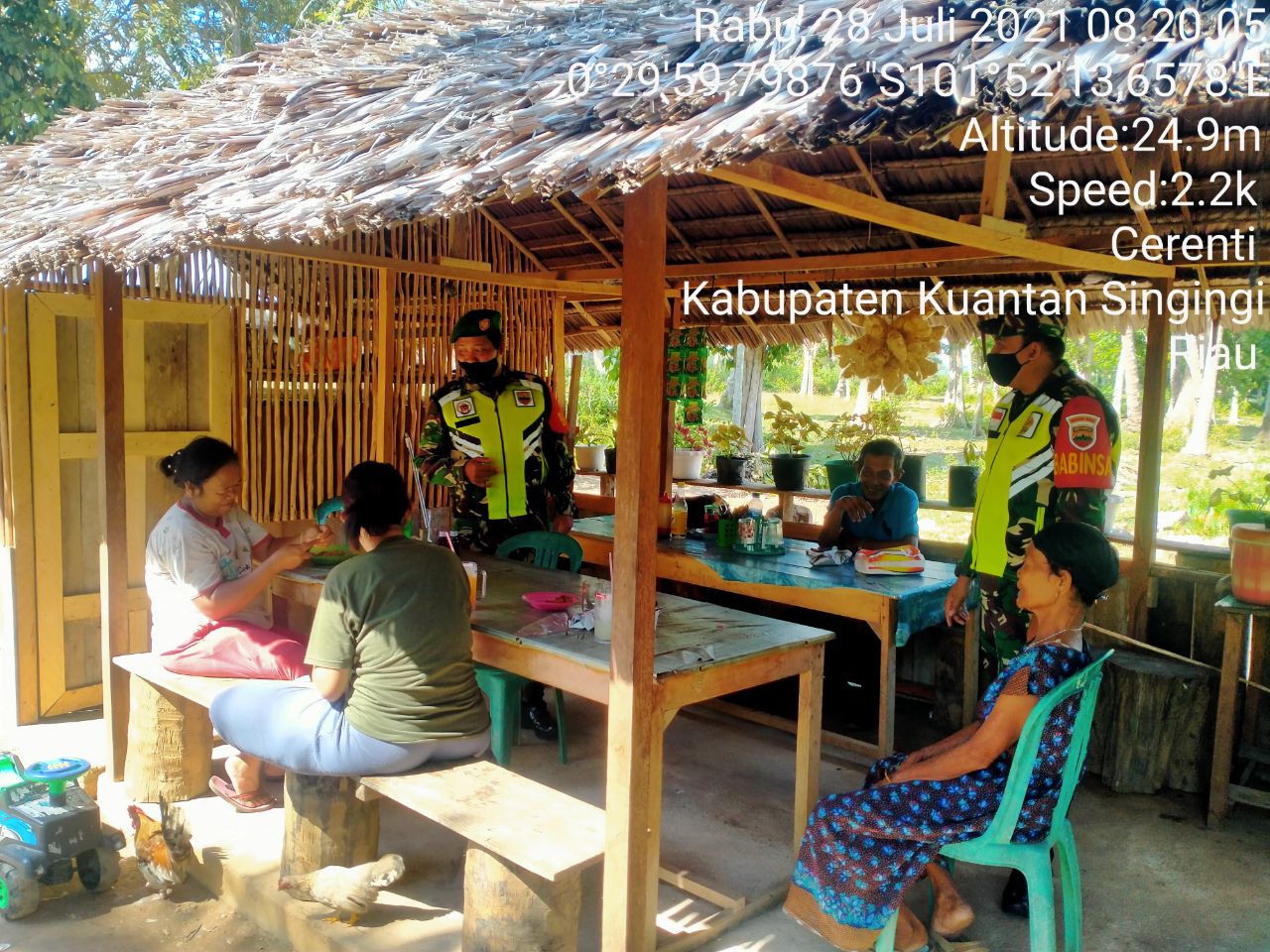 Babinsa Koramil 06/Cerenti Dim 0302/Inhu Memberikan Edukasi Warga Secara Terus Menerus Tentang Disiplin Prokes Covid-19