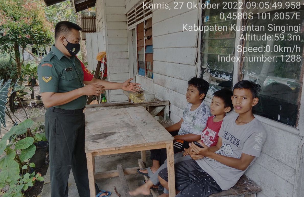 Wujudkan Kampung Pancasila Sertu Heriyus Saputera Babinsa Koramil 06 /Cerenti Kodim 0302/ Inhu Komsos Dengan Warga