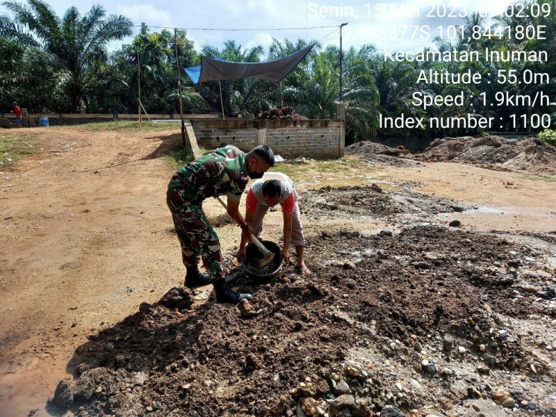 Babinsa Koramil 06/Cerenti Kodim 0302/Inhu Sertu SP Nasution Bergotong Royong Dengan Warga Binaan