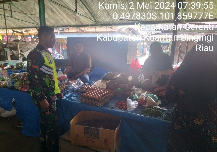 Di Pasar Tradisional Babinsa Koramil 06/Cerenti Kodim 0302/Inhu Pastikan Harga Sembako Stabil Babinsa Cek Harga Pangan 