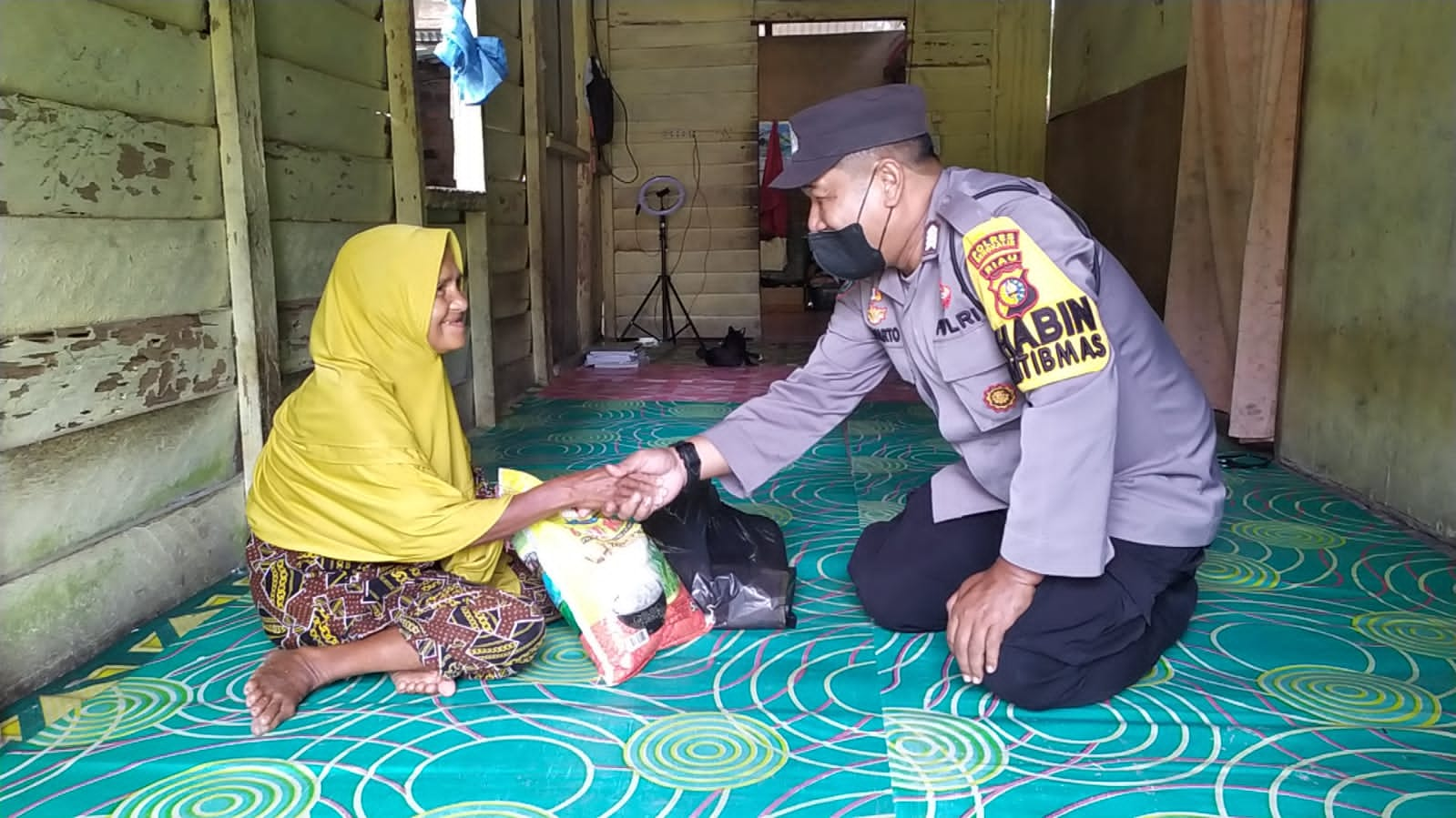 Ringankan Beban Masyarakat Kurang Mampu, Polsek Siak Kecil Berikan Sembako