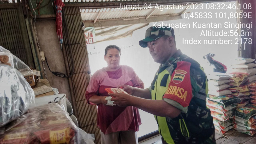 Babinsa Koramil 06/Cerenti Kodim 0302/Inhu Sertu Heriyus Saputera Pantau Perkembangan Harga Kebutuhan Pokok Diwilayah Kecamatan Inuman Kabupaten Kuansing