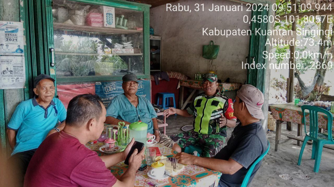 Babinsa Koramil 06 /Cerenti   Kodim 0302/Inhu  Komsos Dikampung Pancasila Kecamatan Inuman Kabupaten Kuansing