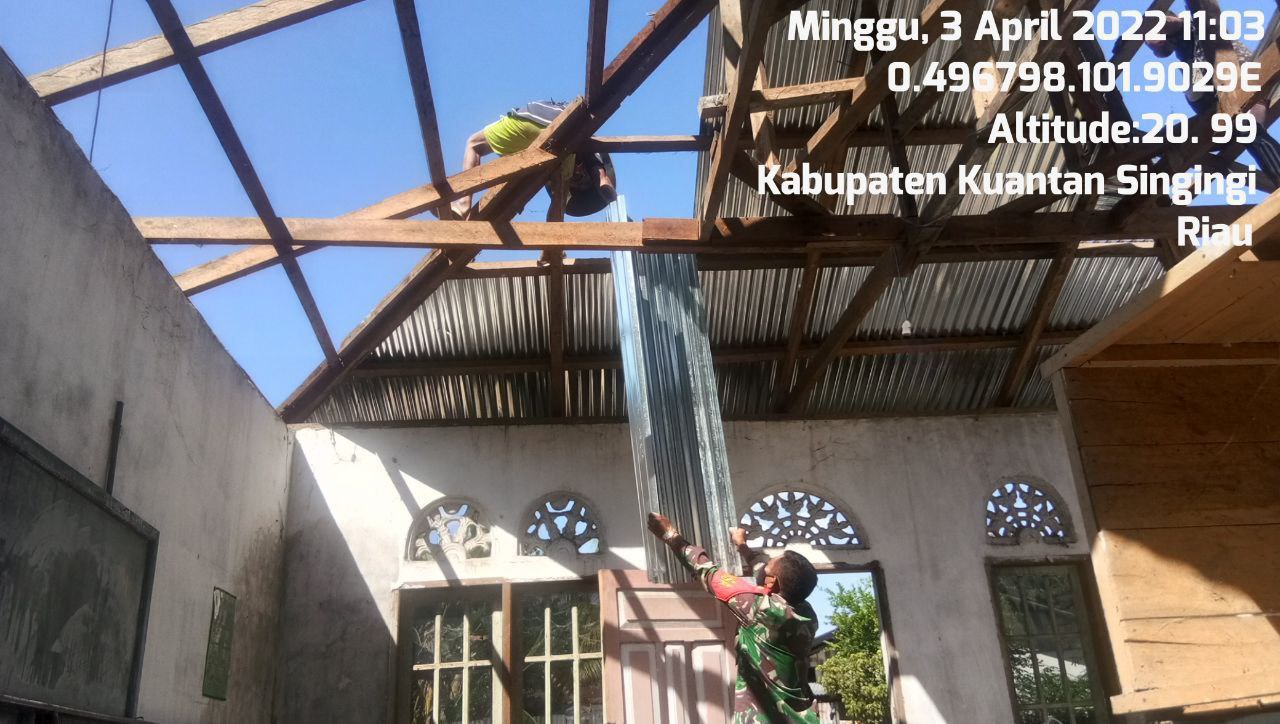 Babinsa Koramil 06/Cerenti Kodim 0302/Inhu di Bulan Suci Ramadhan Tetap Semangat Bergotong Royong di Desa Binaannya