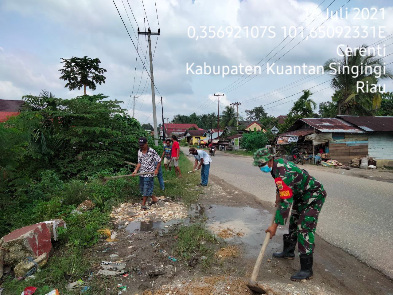 Babinsa Koramil 06/Cerenti Dim 0302/ Inhu Dan Warga Karya Bakti Perbaiki Jalan Desa