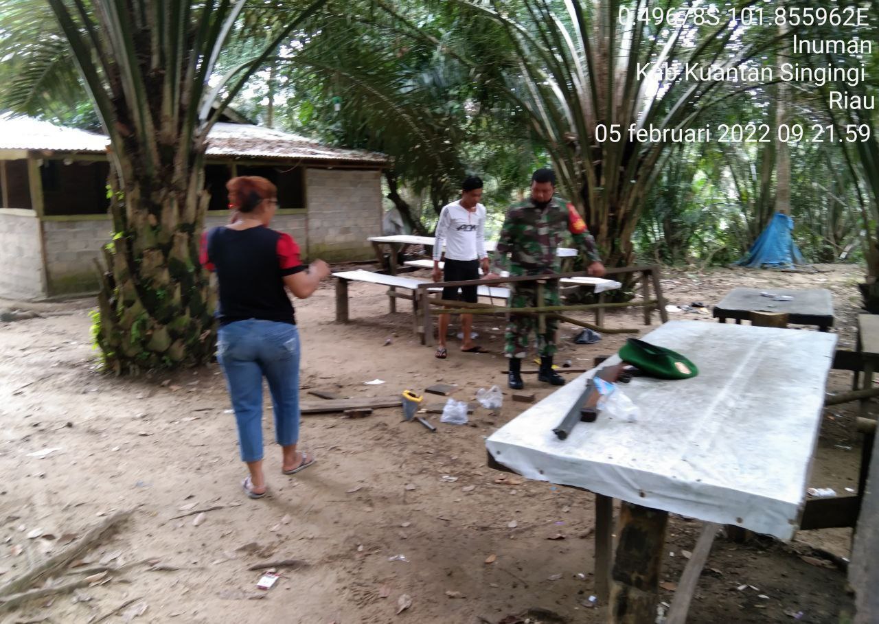 Serda Dumen Siregar Babinsa Koramil 06/Cerenti Kodim 0302/ Inhu Membantu Masyarakat Desa Binaan Membangun Warung Milik Warga Desa Bedeng Sikuran