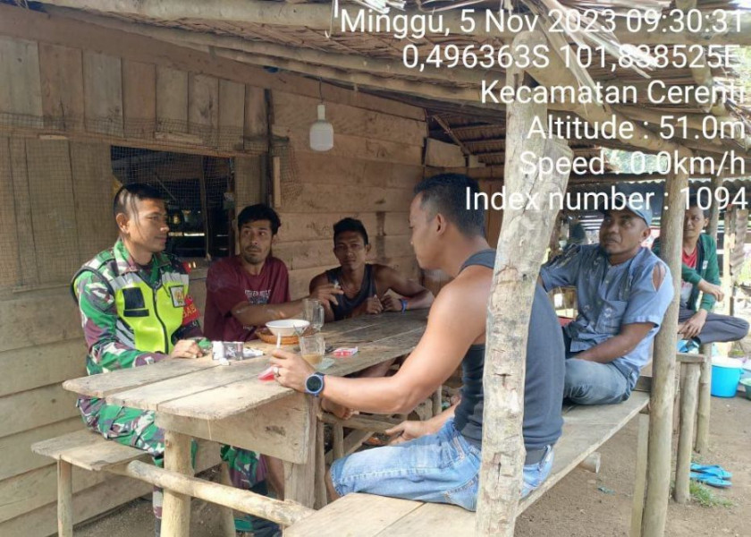 Babinsa Koramil 06/Cerenti Kodim 0302/Inhu Serda Jama Anur Lakukan Komsos Di Desa Sikakak Kecamatan Cerenti