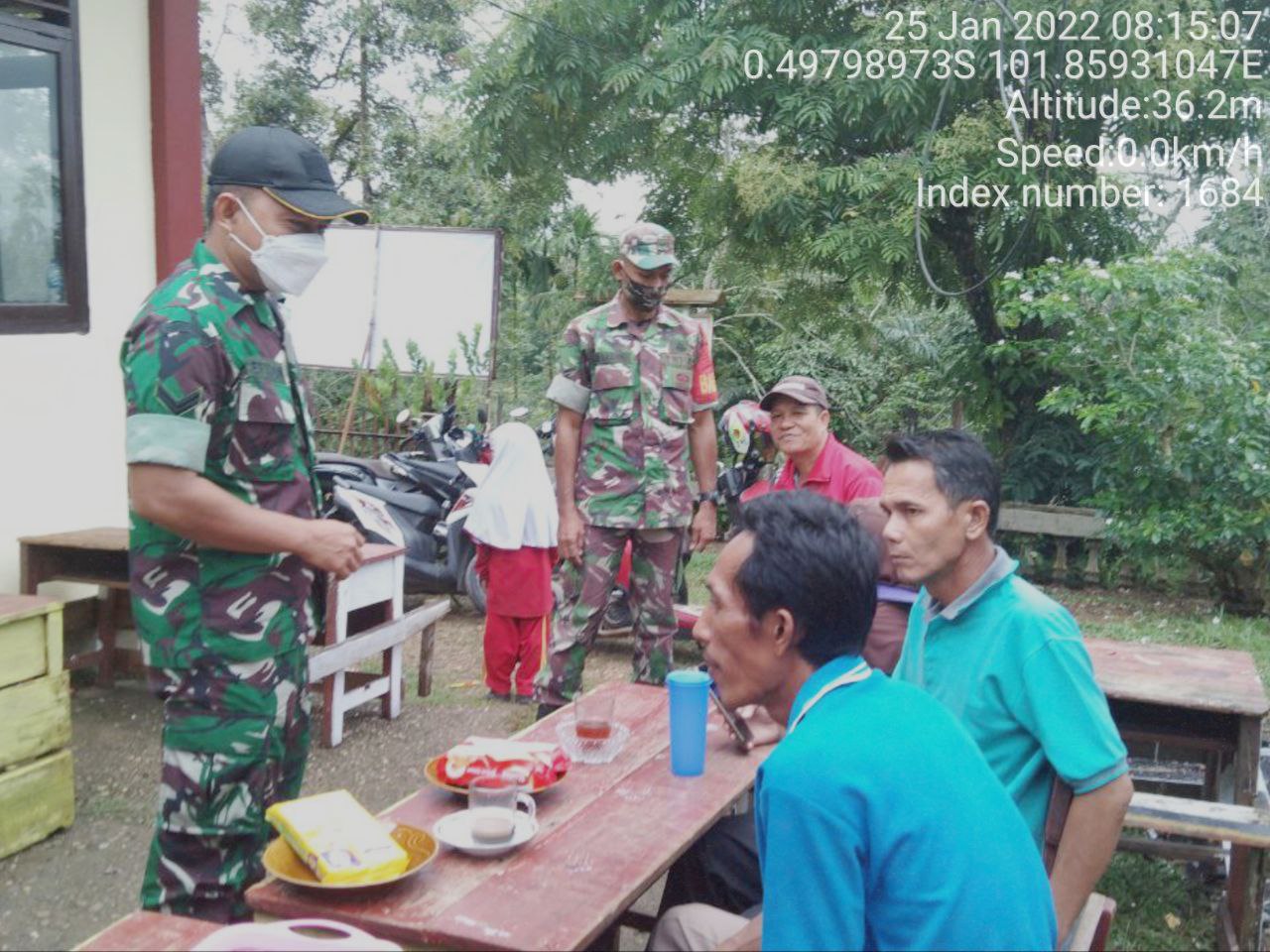 Babinsa Koramil 06/Cerenti Dim 0302/Inhu  Berikan Sosialisasi Serta Himbauan Kepada Warga Agar Patuhi Prokes Covid-19 di Pulau Busuk Jaya