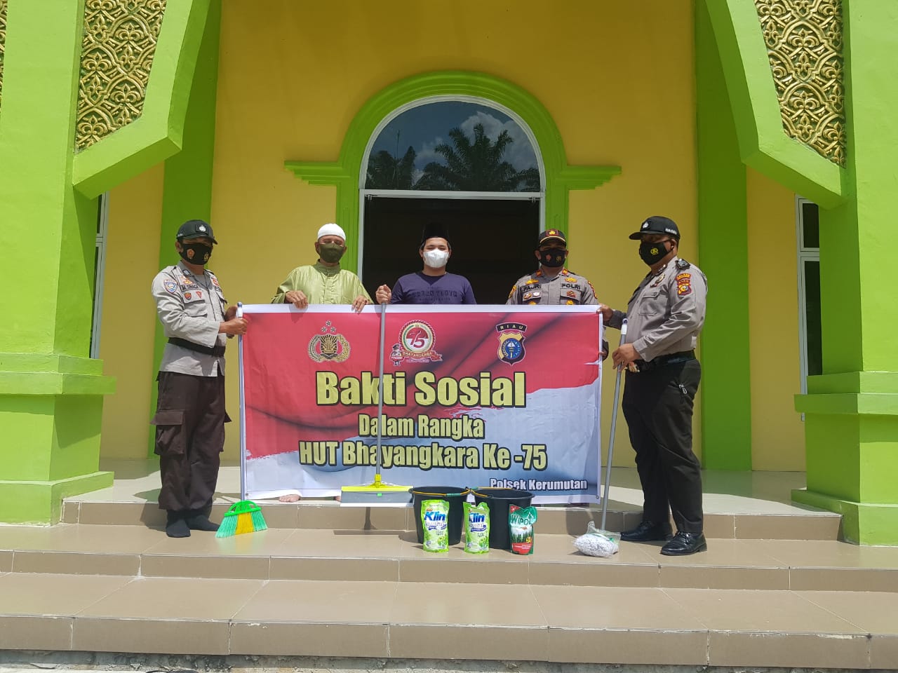 Sambut Hari Bhayangkara, Polsek Kerumutan Gelar Bakti Sosial di Rumah Ibadah