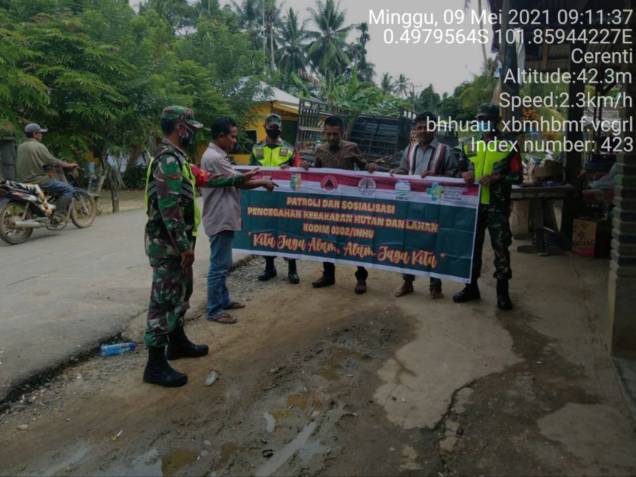 Babinsa Koramil 06/Cerenti Dim 0302/ Inhu Galakkan Sosialisasi Dan Patroli Tentang Bahaya Karhutla 