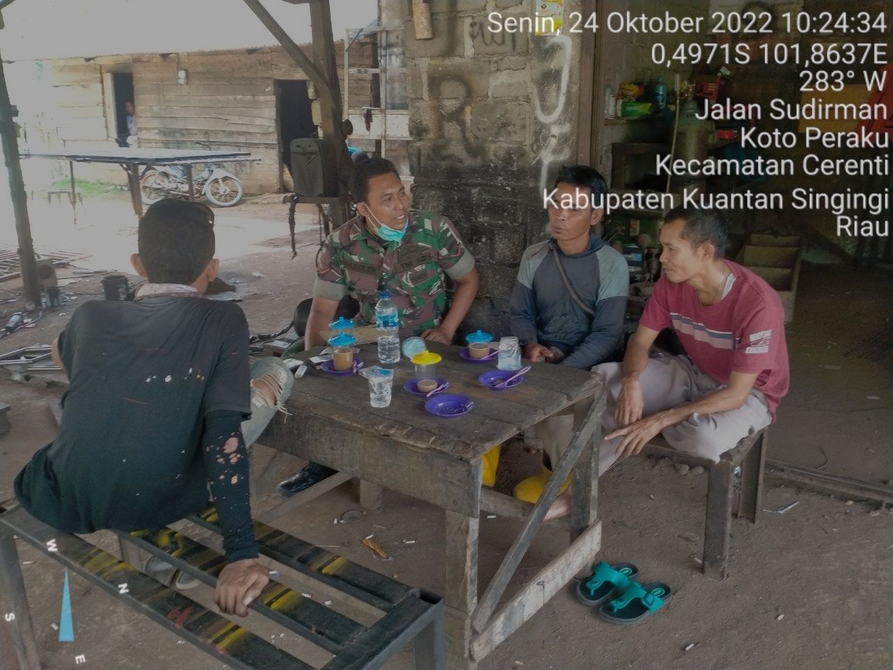 Di Kelurahan Koto Peraku Kopda Mohamad Soleh Babinsa Koramil 06/Cerenti Kodim 0302/Inhu Komsos Dengan Warga Binaan Memberikan Pengertian Tentang Pentingnya Menjaga Protokol Kesehatan