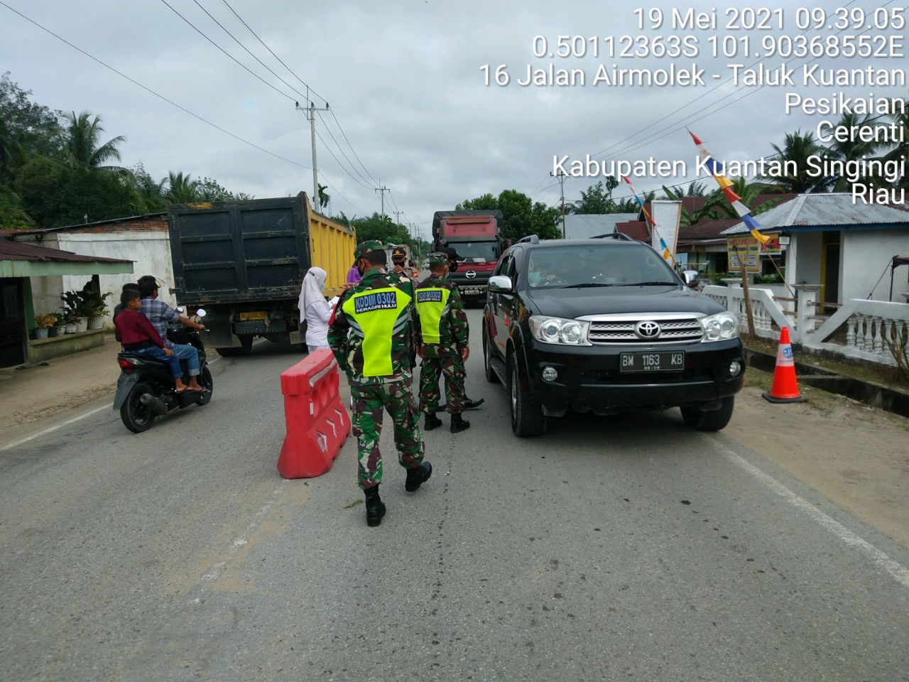 Anggota Koramil 06/Cerenti Bantu Penyekatan Arus Mudik Dan Arus Balik Di Perbatasan Kabupaten Kuansing Dan Inhu
