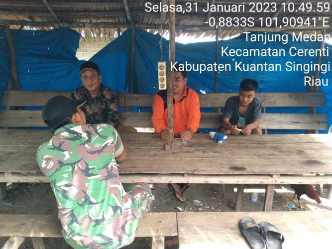 Babinsa Koramil 06 /Cerenti Kodim 0302/Inhu Komsos Dengan Warga Desa Tanjung Medan Kecamatan Cerenti Kabupaten Kuansing 