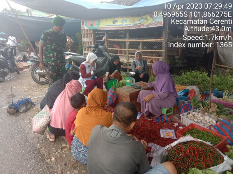 Babinsa Koramil 06/Cerenti Kodim 0302/Inhu Cek dan Pantau Harga Sembako