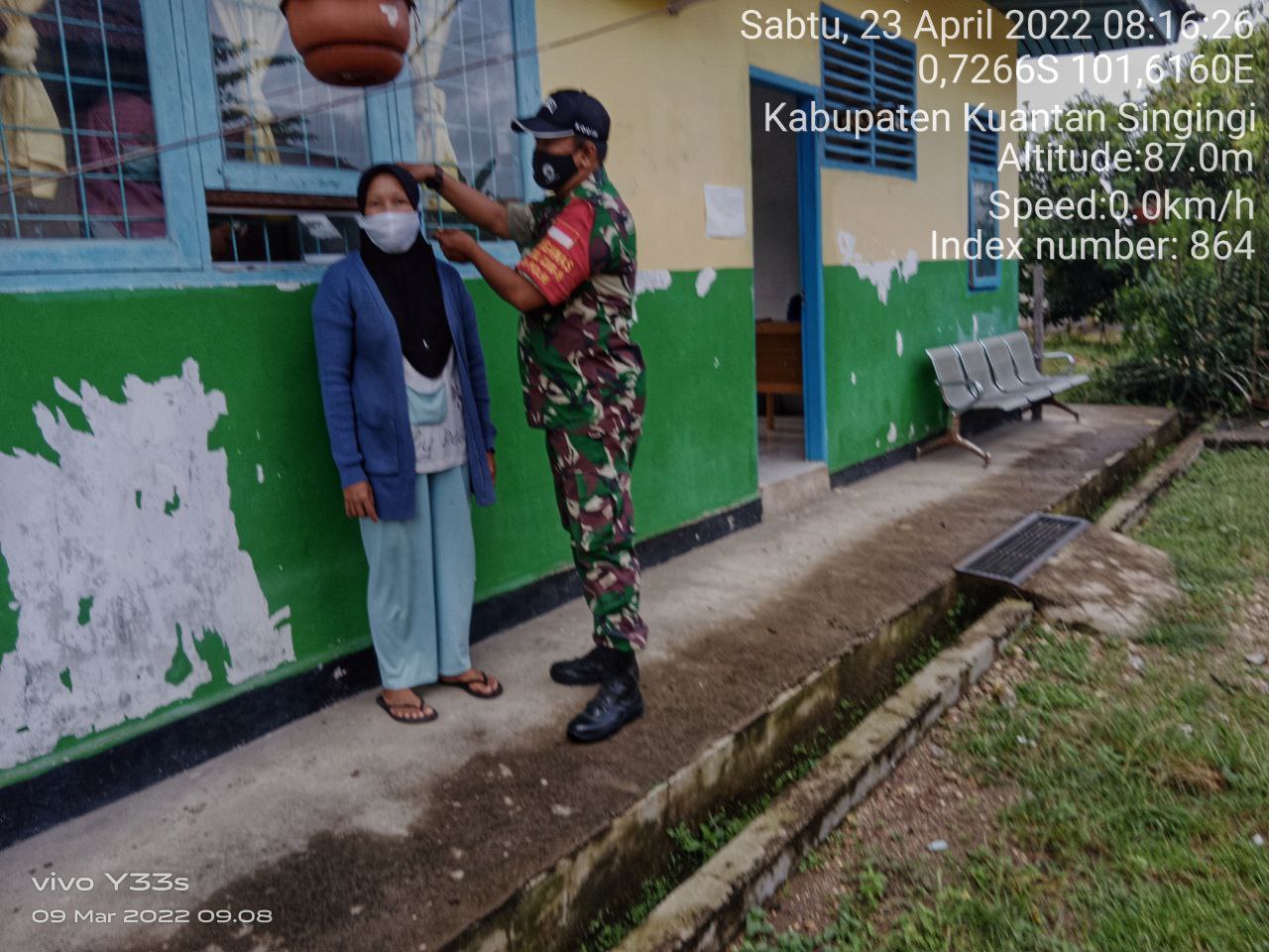Babinsa Koramil 06/ Cerenti Kodim 0302/ Inhu Membagikan Masker Untuk Masyarakat Yang Tidak Menggunakan Masker