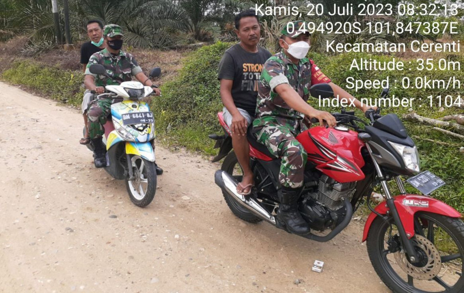Di Desa Kampung Baru Timur Kecamatan Cerenti Kopda Junedi Babinsa Koramil 06/Cerenti Kodim 0302/Inhu Laksanakan Patroli Untuk Cegah Kebakaran Hutan Dan Lahan