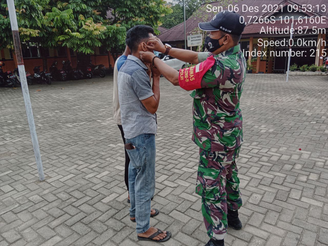 Babinsa Koramil 06/ Cerenti Kodim 0302/ Inhu Babinsa Sertu Heriyus Saputera Membagikan Masker Untuk Masyarakat