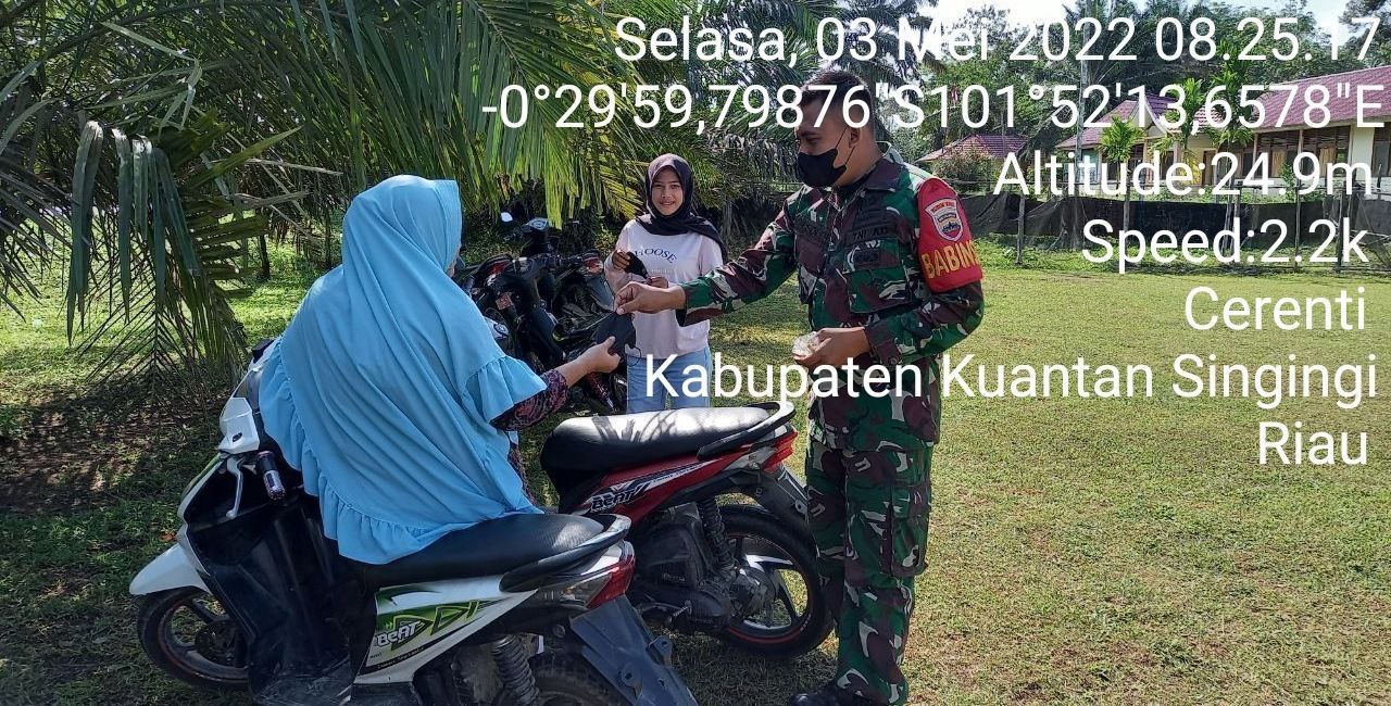 Kopda Mohammad Soleh Babinsa Koramil 06/ Cerenti Kodim 0302/Inhu Bagikan Masker Gratis Kepada Masyarakat Upaya Memutus Penularan Covid-19 di Desa Tanjung Medan