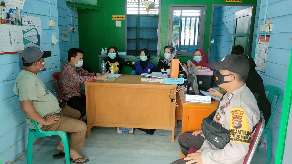Pelaksanaan Vaksin di Puskesmas Teluk Meranti Diawasi Pihak Kepolisian Setempat