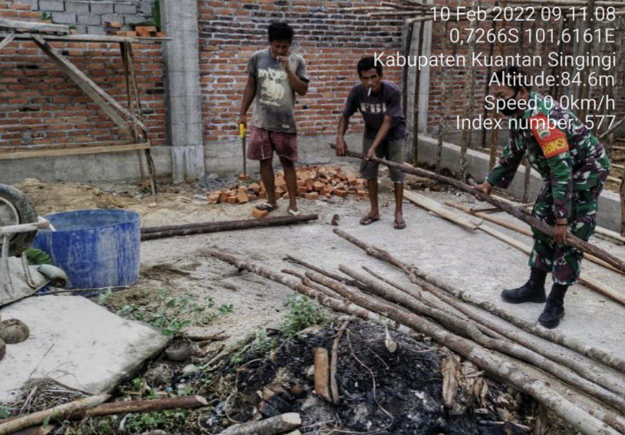 Babinsa Koramil 06/Cerenti  Kodim 0302/Inhu Gotong Royong Dengan Masyarakat di Seberang Pulau Busuk Inuman