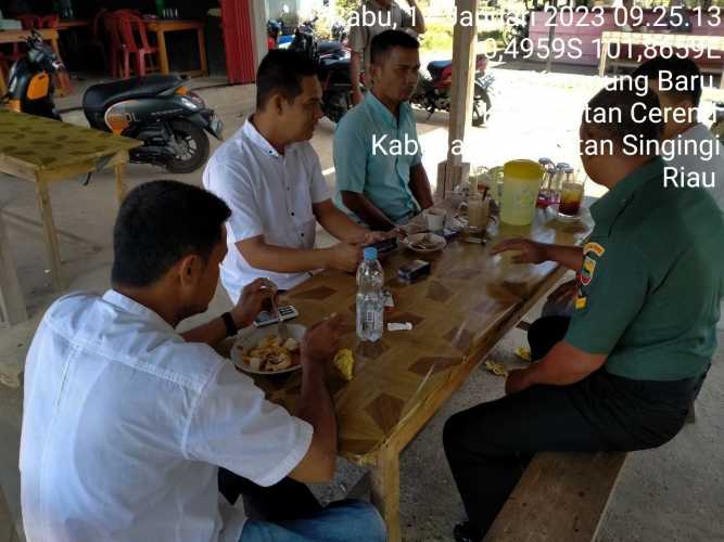 Babinsa Koramil 06/Cerenti Kodim 0302/Inhu Komsos Dengan Warga Binaan Memberikan Pengertian Tentang Pentingnya Menjaga Keamanan Lingkungan