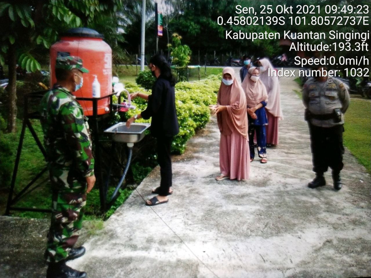 Anggota Koramil 06 Cerenti  Kodim 0302 Inhu Babinsa Dan Babinkamtibmas  Sosialisasi Cuci Tangan Cegah Penyebaran Covid-19