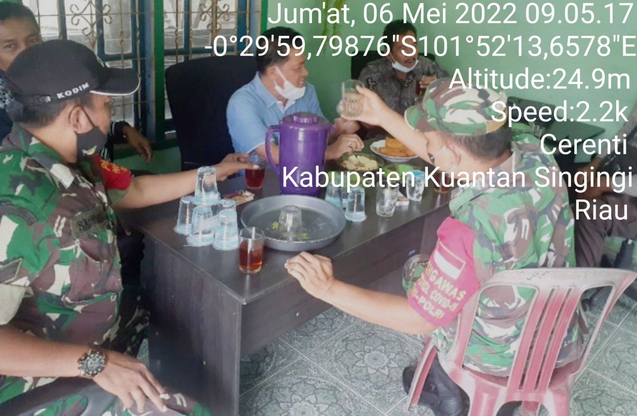 Babinsa Koramil 06/Cerenti Kodim 0302/Inhu Komsos Dengan Warga Binaan Membahas Tentang Covid-19 di Desa Koto Cerenti