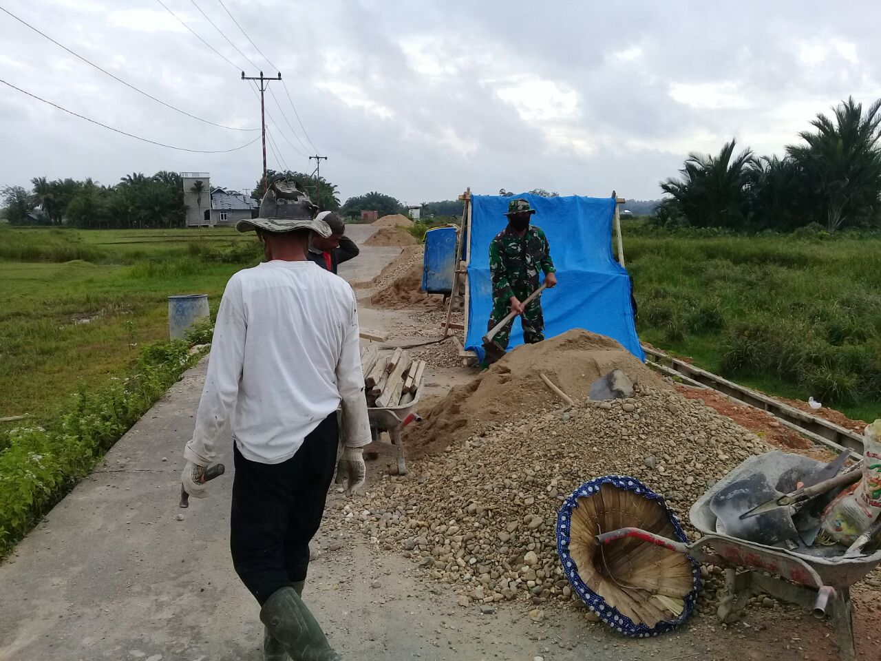 Pelda Harliswan Anggota Koramil 07/Kuantan Hilir Dim 0302/Inhu Gotong Royong Membuat Parit