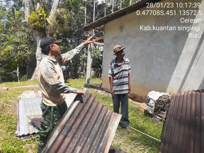 Babinsa Koramil 06/Cerenti Kodim 0302/Inhu Bantu Warga Binaan Melanjutkan Pembuatan Dapur Warga di Desa Sikakak Kecamatan Cerenti 