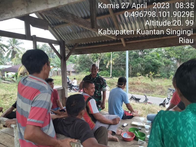 Di Kampung Pancasila, Babinsa Koramil 06/Cerenti Kodim 0302/Inhu Komsos Dengan Warga Binaan