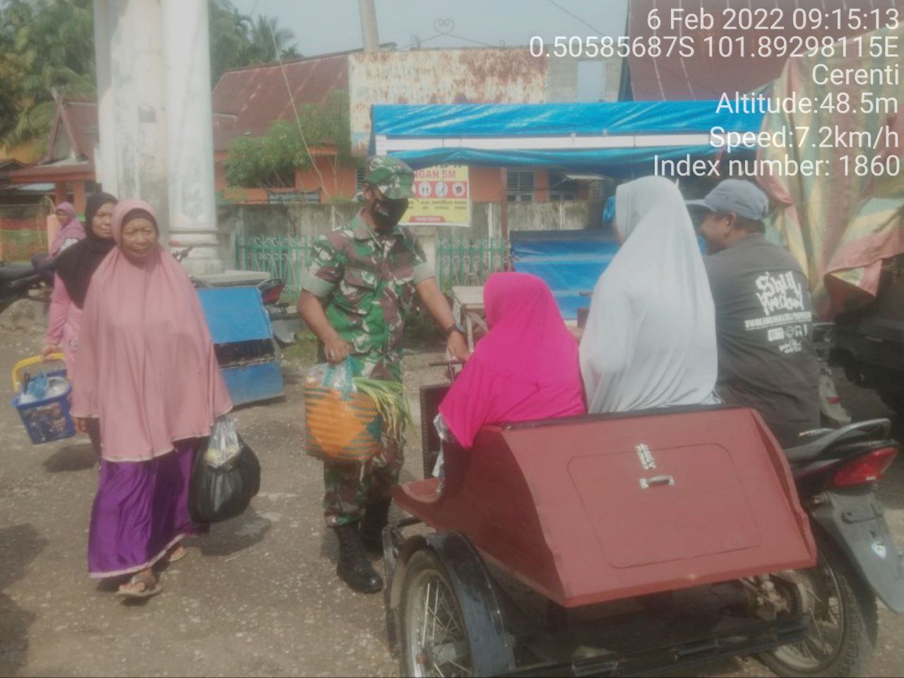 Peduli Dengan Warga Binaan, Babinsa Koramil 06/Cerenti Kodim 0302/Inhu Membantu Angkat Belanja Warga Keatas Becak