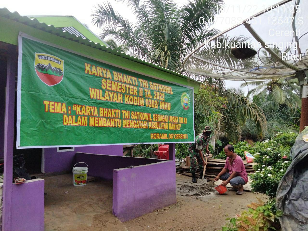 Babinsa Koramil 06/Cerenti Dim 0302/Inhu Membantu Warga Masyarakat Memperbaiki Rumah di Kelurahan Koto Peraku 