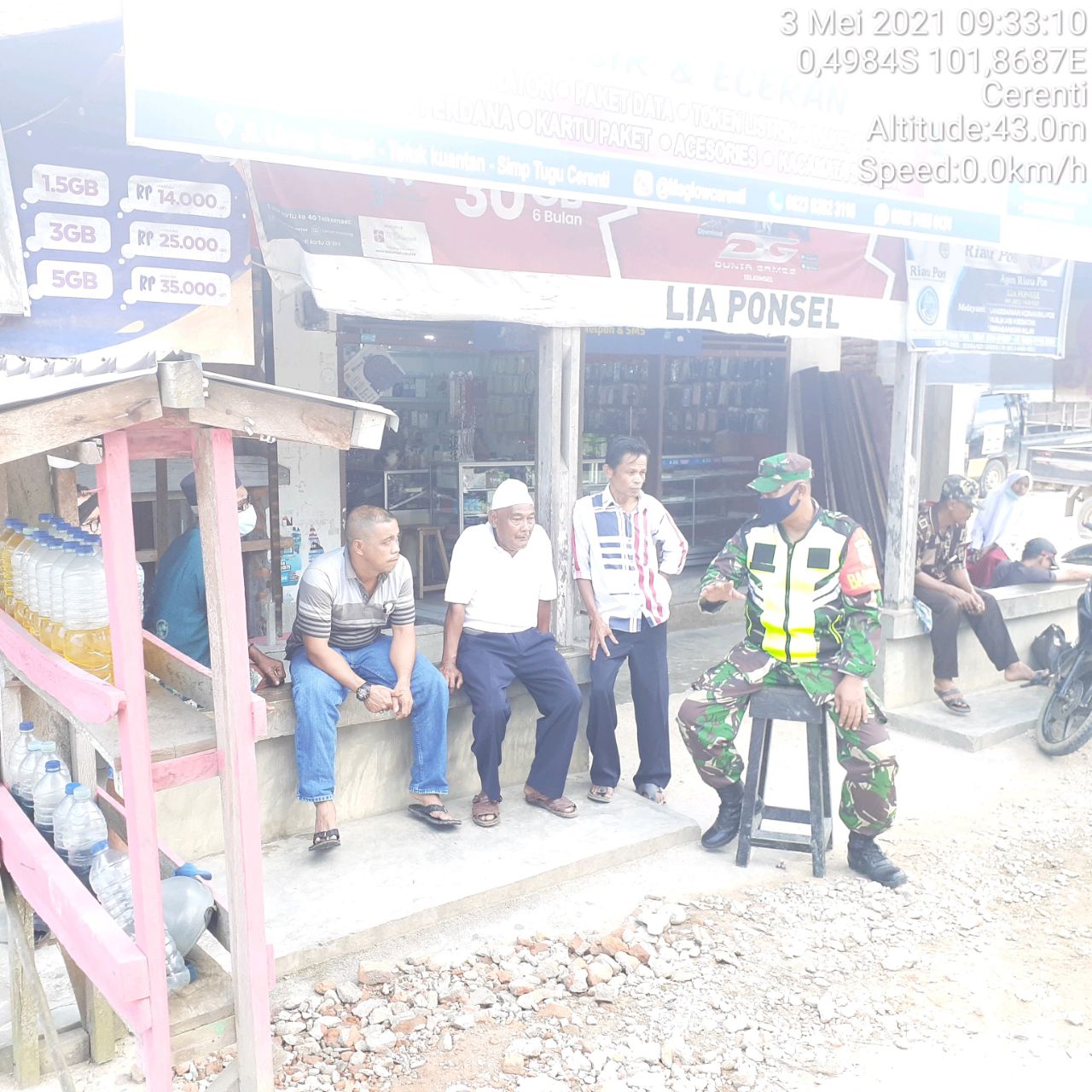 Babinsa Koramil 06 /Cerenti Kodim 0302 /Inhu Terus Laksanakan Komsos Bersama Masyarakat Koto Cerenti Kecamatan Cerenti